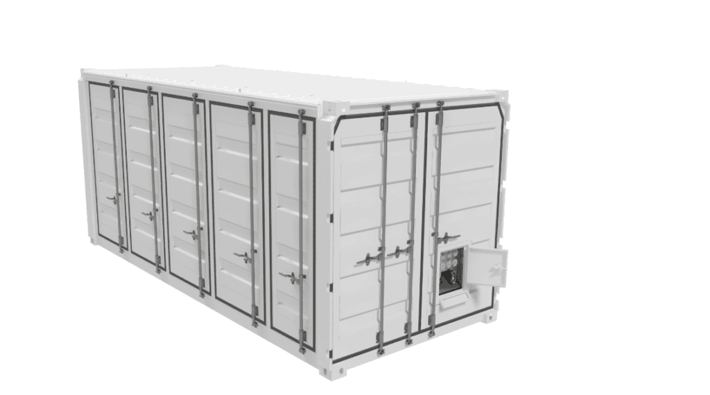 Un conteneur d'expédition blanc avec des portes fermées sur le côté et un petit panneau d'accès utilitaire ouvert à l'extrémité, sur un fond blanc uni.
